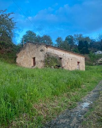 Fabbricato rurale con terreni - panorama mare