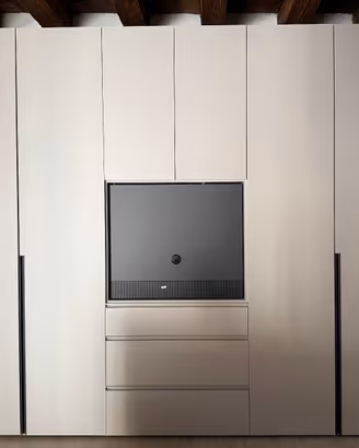 Armadio battente con vano TV di alta qualità