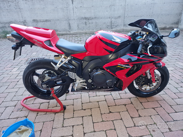 Cbr 1000 rr da vetrina