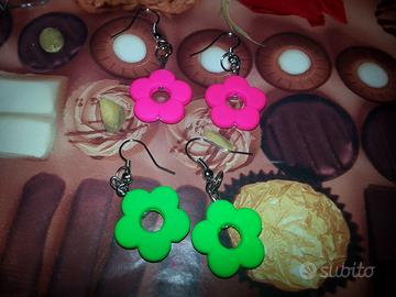 10 paia  orecchini in plastica colorata e metallo