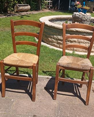 due sedie legno e seduta in paglia