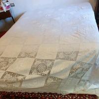 Copriletto in lino ricamato con quadrati in filet 