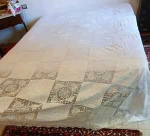 Copriletto in lino ricamato con quadrati in filet 