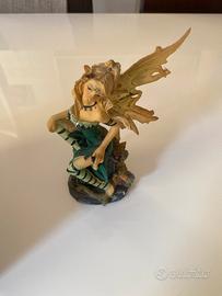 Statua fatina vestita di verde alta circa 17 cm