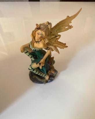 Statua fatina vestita di verde alta circa 17 cm