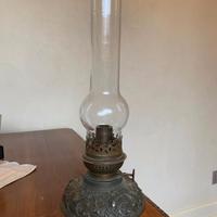 Pregevole lampada a petrolio in vetro e ferro '800