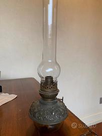 Pregevole lampada a petrolio in vetro e ferro '800