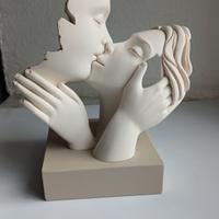 scultura "bacio" di bongelli preziosi 