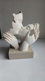 scultura "bacio" di bongelli preziosi 