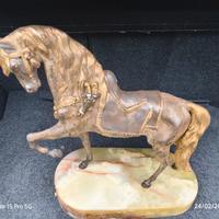 cavallo in bronzo è marmo 