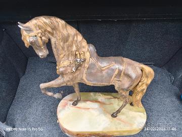cavallo in bronzo è marmo 