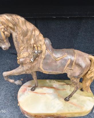 cavallo in bronzo è marmo 