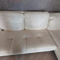 Divano in pelle e tavolo in vetro con poltrone