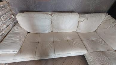 Divano in pelle e tavolo in vetro con poltrone