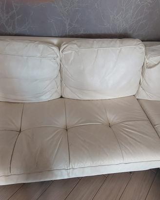 Divano in pelle e tavolo in vetro con poltrone