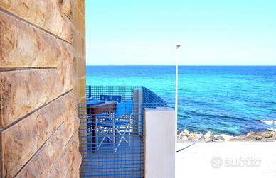 La casa quasi galleggiante a marina di Ostuni