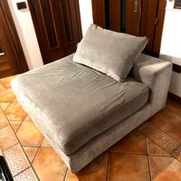 Divano grigio con quadro