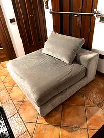 Divano grigio con quadro