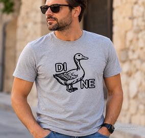 T-Shirt “DI 🪿 NE” – Oca Anatide Ironica