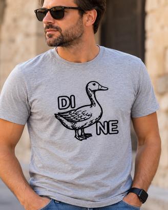 T-Shirt “DI 🪿 NE” – Oca Anatide Ironica