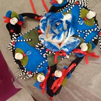 cuore rosa bianca e blu più roselline finte 