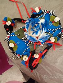 cuore rosa bianca e blu più roselline finte 