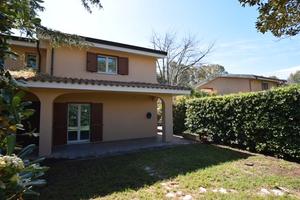 Villa con giardino