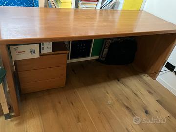 Scrivania in legno con cassettiera