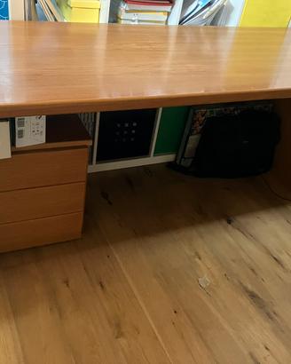 Scrivania in legno con cassettiera