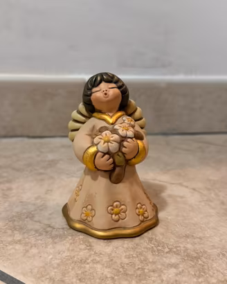 Thun Angelo in piedi con mazzo di margherite