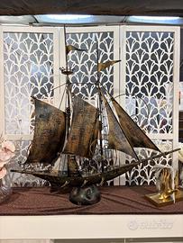 Scultura veliero in metallo patinato