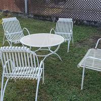 Tavolo, sedie e panca da giardino