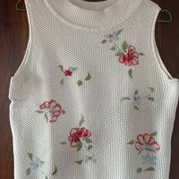 Top in maglia floreale