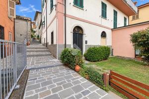 2 LOCALI A FOLLO