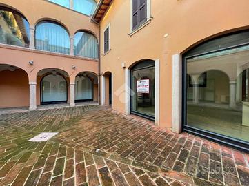 NEGOZIO A DESENZANO DEL GARDA