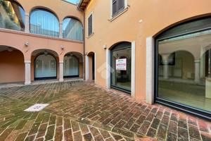 NEGOZIO A DESENZANO DEL GARDA