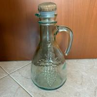 Brocca in vetro con uva decorata