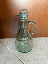 Brocca in vetro con uva decorata