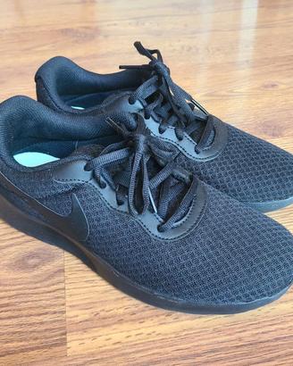 Nike tanjun sneaker 39.5