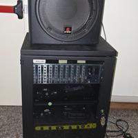 mobile rack attrezzato con impianto audio.