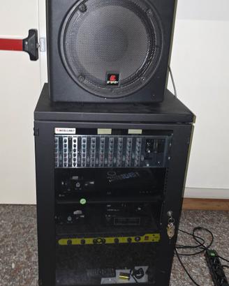 mobile rack attrezzato con impianto audio.