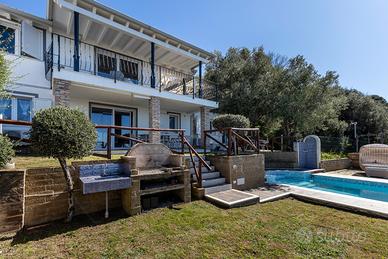 Lussuosa villa panoramica con piscina