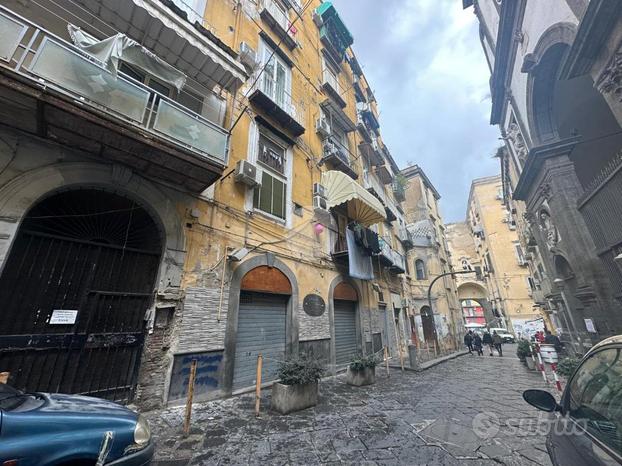 NEGOZIO A NAPOLI