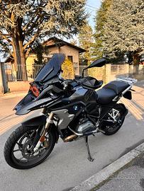 BMW R 1200 GS del 2017, colorazione Triple Black