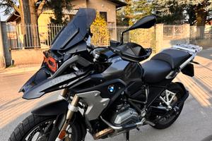 BMW R 1200 GS del 2017, colorazione Triple Black