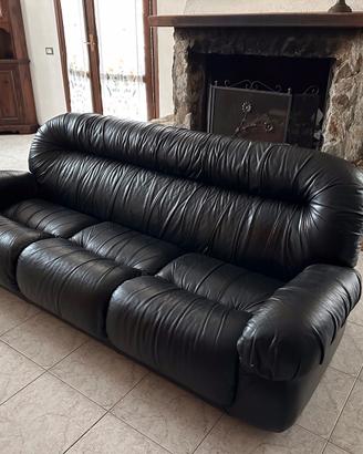 Divano in pelle nera
