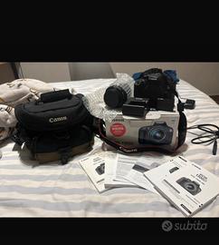canon eos 1300D con borsa a tracolla e obbiettivo