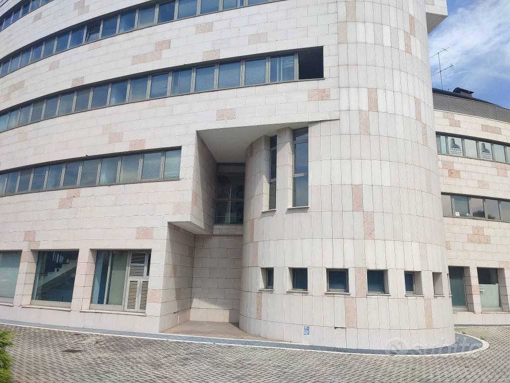 Immobile di 125 m² con più di 5 locali a Modena