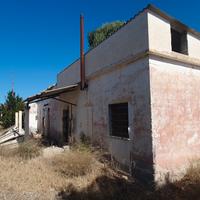 Casa rurale con capannoni