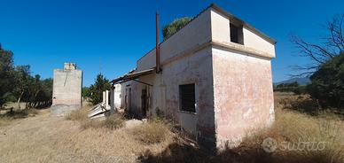 Casa rurale con capannoni